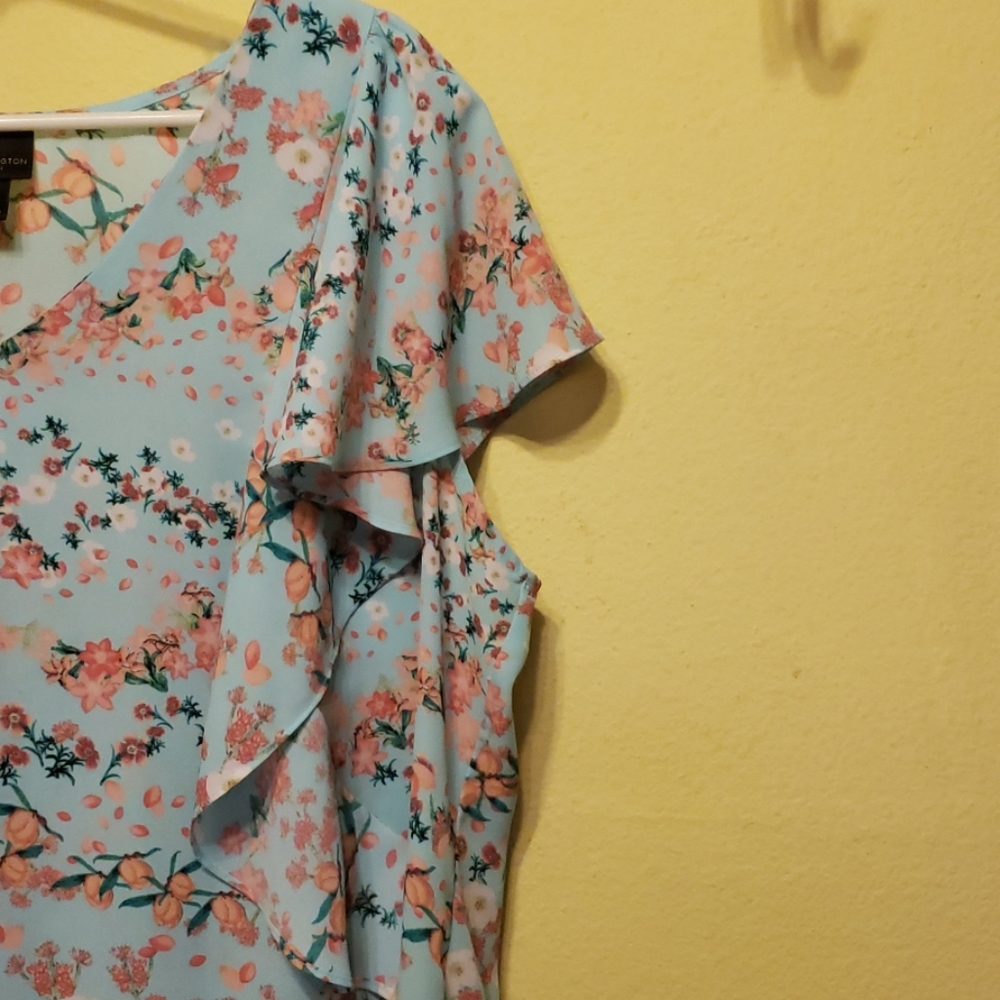 Pretty spring floral blouse - Picture 2 of 6